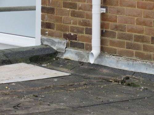 Een verouderd dak met scheuren