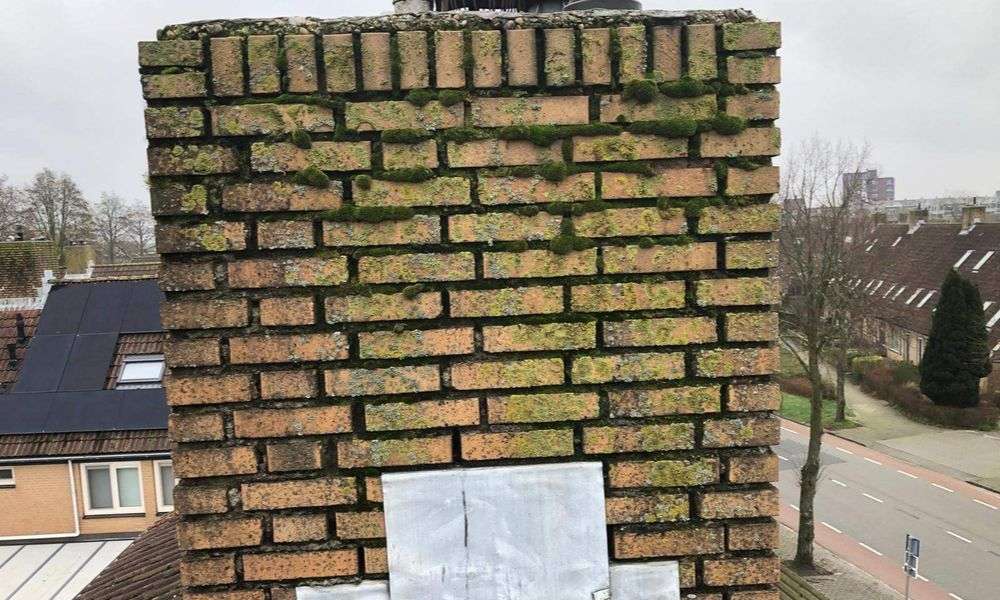 Schoorsteen met aanslag nog niet geimpregneerd